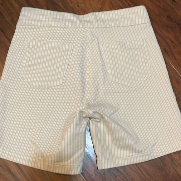 Liz Claiborne Amber Womens Pull On Stretch Tan/ White Pin Stripe Shorts Sz 6 - Picture 3 of 10